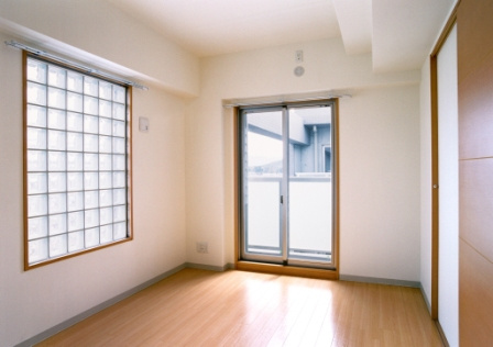 ピアッツァレント今井町の洋室|2面採光の明るい洋室約5.6帖。クローゼットあり