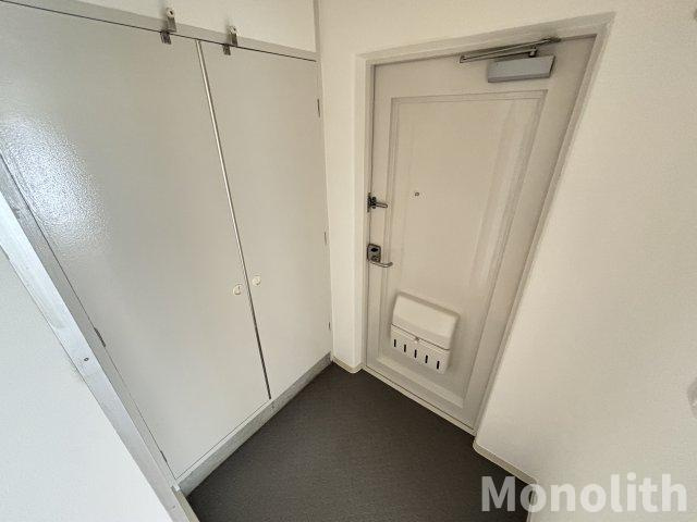 光明台18号棟の玄関