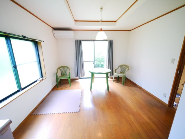 茂原市本納　中古戸建の居間・リビング|平成11年2月築４LDK駐車縦列3台可能 隣地公園JR外房線本納駅徒歩約15分 本納小学校徒歩約3分