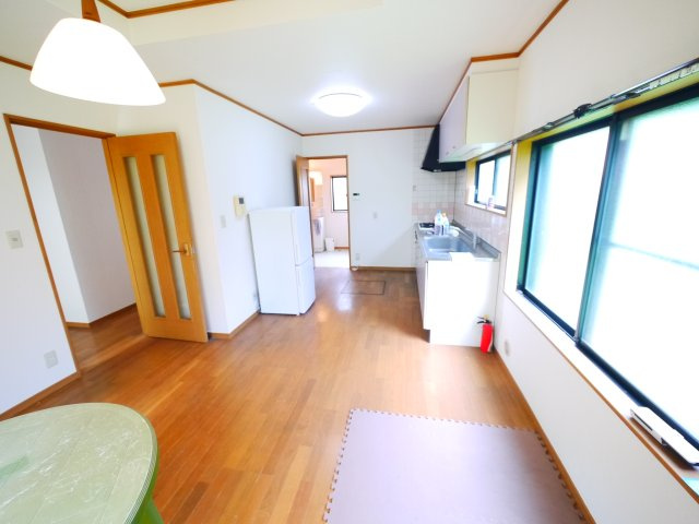 茂原市本納　中古戸建の居間・リビング|平成11年2月築４LDK駐車縦列3台可能 隣地公園JR外房線本納駅徒歩約15分 本納小学校徒歩約3分