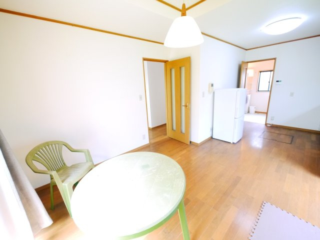 茂原市本納　中古戸建の居間・リビング|平成11年2月築４LDK駐車縦列3台可能 隣地公園JR外房線本納駅徒歩約15分 本納小学校徒歩約3分