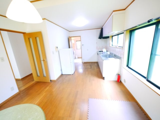 茂原市本納　中古戸建の居間・リビング|平成11年2月築４LDK駐車縦列3台可能 隣地公園JR外房線本納駅徒歩約15分 本納小学校徒歩約3分