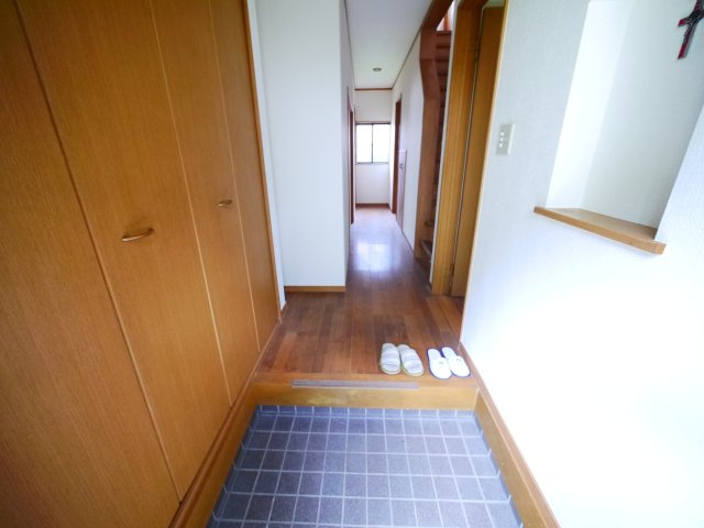 茂原市本納　中古戸建の玄関|平成11年2月築４LDK駐車縦列3台可能 隣地公園JR外房線本納駅徒歩約15分 本納小学校徒歩約3分