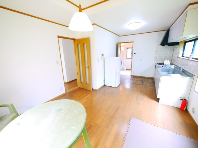茂原市本納　中古戸建の居間・リビング|平成11年2月築４LDK駐車縦列3台可能 隣地公園JR外房線本納駅徒歩約15分 本納小学校徒歩約3分