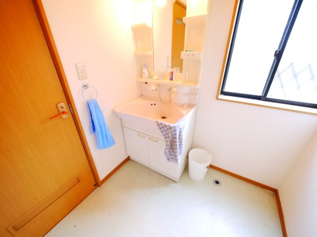 茂原市本納　中古戸建の独立洗面台|平成11年2月築４LDK駐車縦列3台可能 隣地公園JR外房線本納駅徒歩約15分 本納小学校徒歩約3分