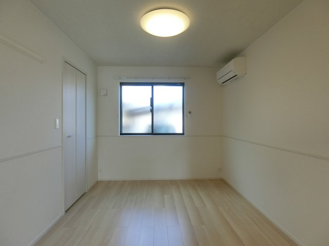 ヒカルサ境港外江町イーストⅡの洋室