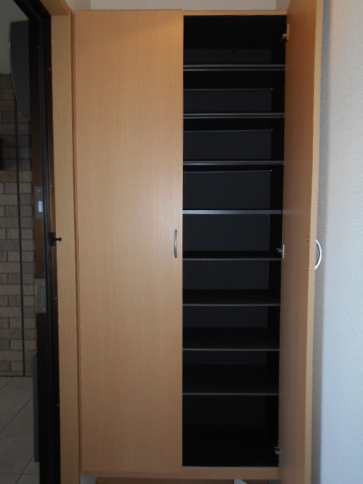 マサーレ・オガワ B棟の玄関|シューズボックス