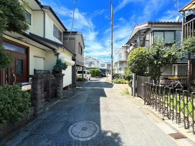 【前面道路含む現地写真】 | ◇♦川崎市宮前区野川台　新築一戸建て♦◇ | ◆その邸が魅せる、気品・上質・重厚感・極細やかさ、そのすべては訪れた者に安らぎと品性を与える特別な空間です。ここに住むからこそ意味がある。すべての（始まり）をここから迎えます。