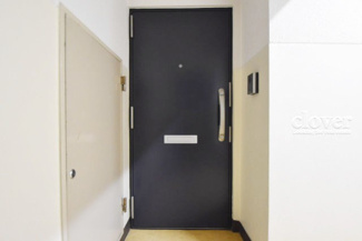 【その他共用部分】 | 皆様をお迎えする、お部屋の玄関ドア。開けやすさや開放角度、ドアノブの操作しやすさや鍵の形状などを、現地で一度ご確認ください。～即日のご見学可能～　お問合せはお気軽にどうぞ。