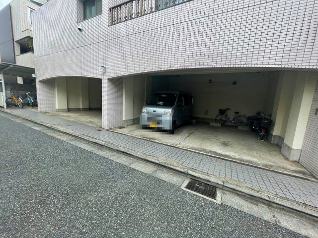 ロイヤルクレストの駐車場