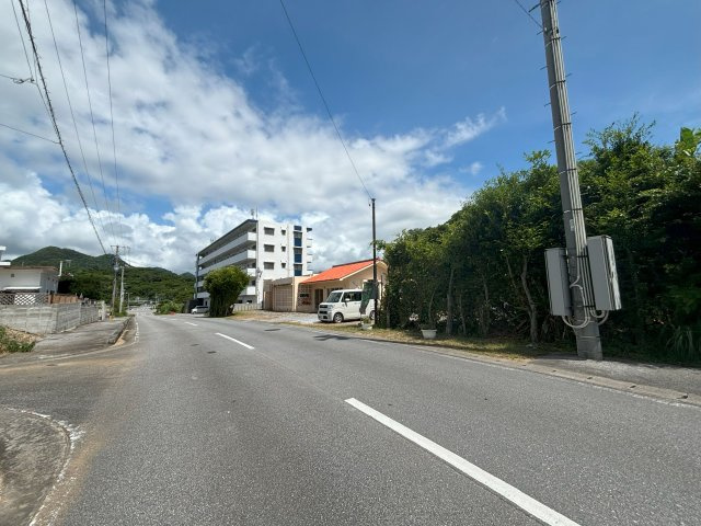 美ら海の入り口に暮らす宿の周辺|町道沿い
