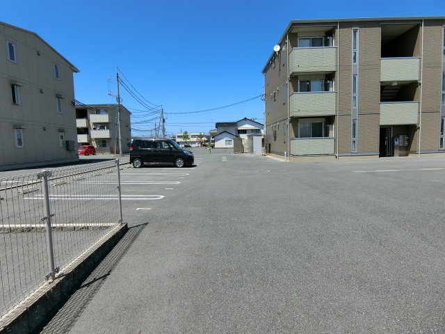 セジュールオッツT’の駐車場