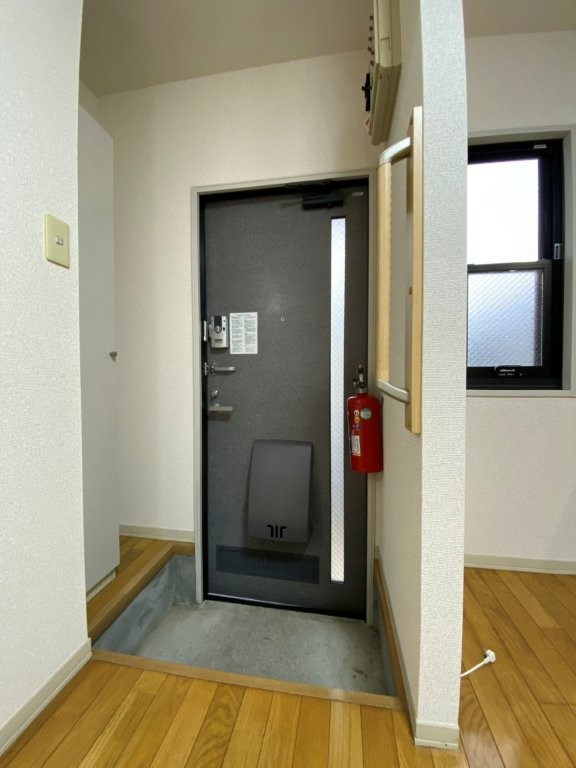 ディアス中津川Eの玄関