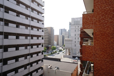 【展望】 | 【上質リノベ】ダイアパレス国泰寺弐番館 | 【シティービュー】
都会の物件からの眺望を想像すると、
周りの建物に押しつぶされそうになりますが、
本物件目の前の建物との距離もあり、
視界が開けて青空を楽しむことができます。