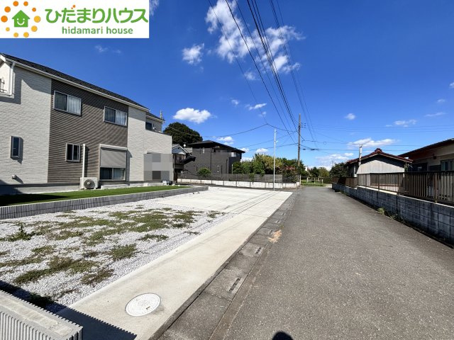 上尾市平方領々家　中古一戸建ての前面道路含む現地写真