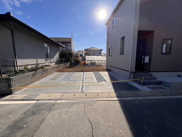 新築　前橋市関根町2期　1号棟の駐車場|現地写真　駐車スペースは並列2台分可能です！					
