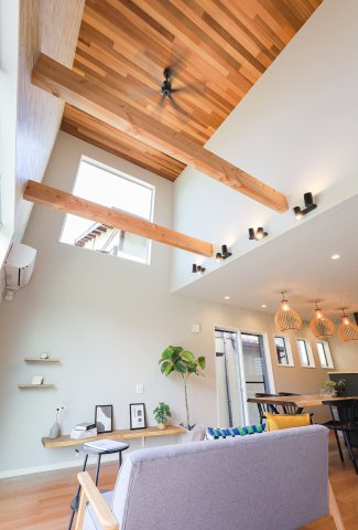 COLORSグリーンヒル草津市駒井沢4区画のその他|～施工事例～　天井にも天然木レッドシダーを取り入れております♪