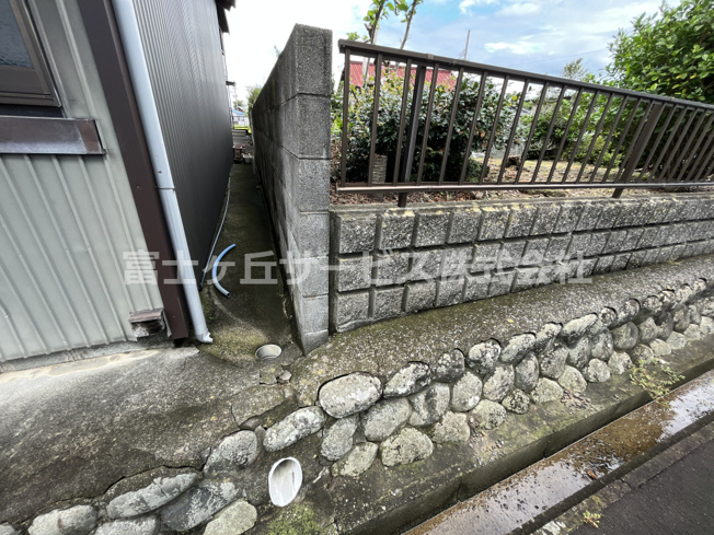 【周辺】 | 磐田市稗原　売土地（上物有） | 隣家との境界