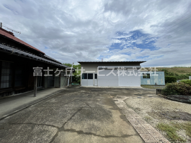 【外観】 | 磐田市稗原　売土地（上物有） | 白い倉庫は視覚的新しく、農作業やDIYなどに便利です。