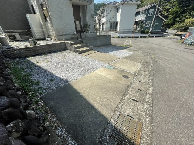 ６３７６９　山県市東深瀬中古戸建ての駐車場