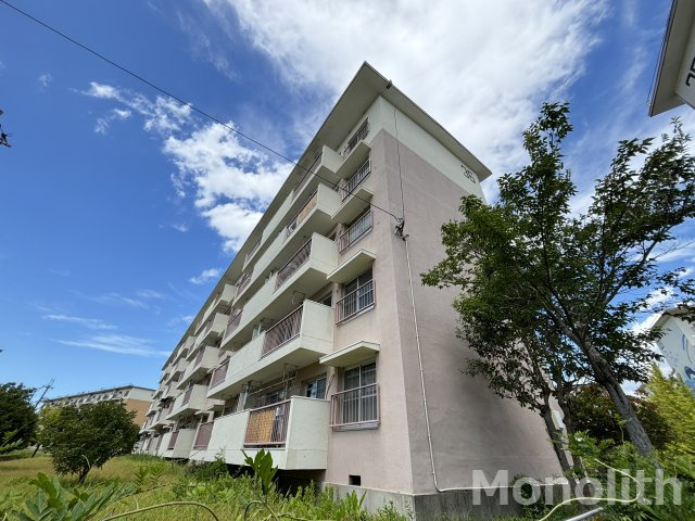 鶴山台36号棟の外観