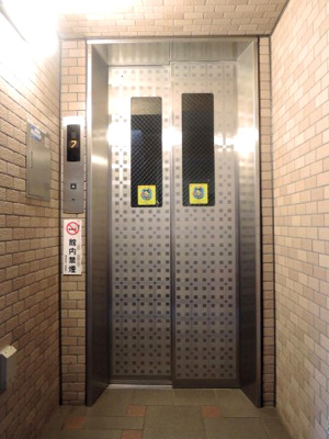 【その他共用部分】 | ルイシャトレ鶴見ウエストコート | お買い物時やベビーカーの出し入れに便利なエレベーター付です。