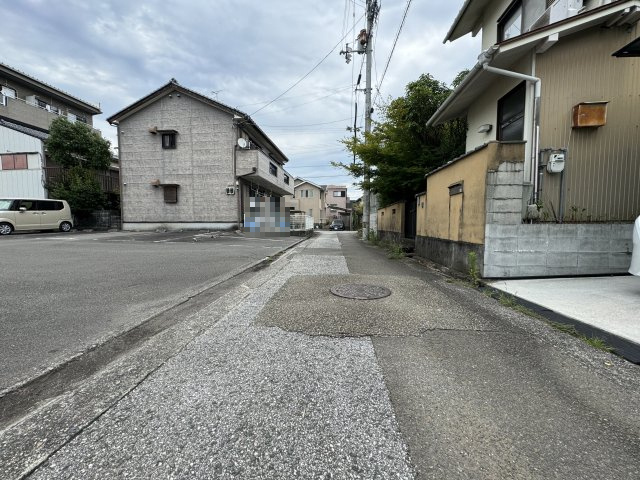 高知市城北町の前面道路含む現地写真|西側から東向きを撮影。本物件は画像の左側です。