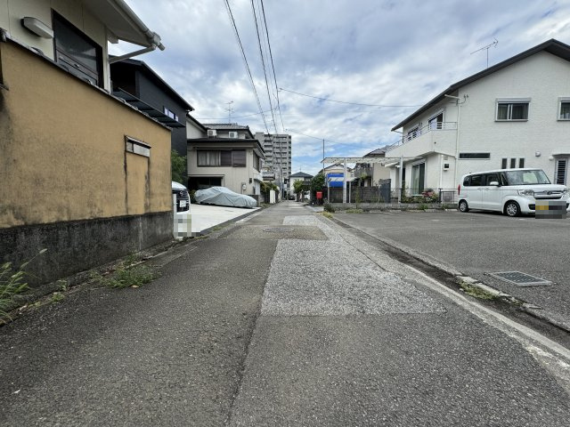 高知市城北町の前面道路含む現地写真|東側から西向きを撮影。本物件は画像の右側です。