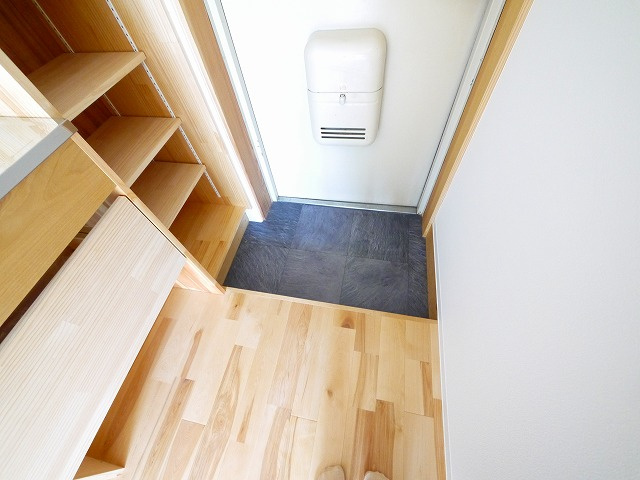 シティパレス21西大寺P-1の玄関|きれいな玄関です