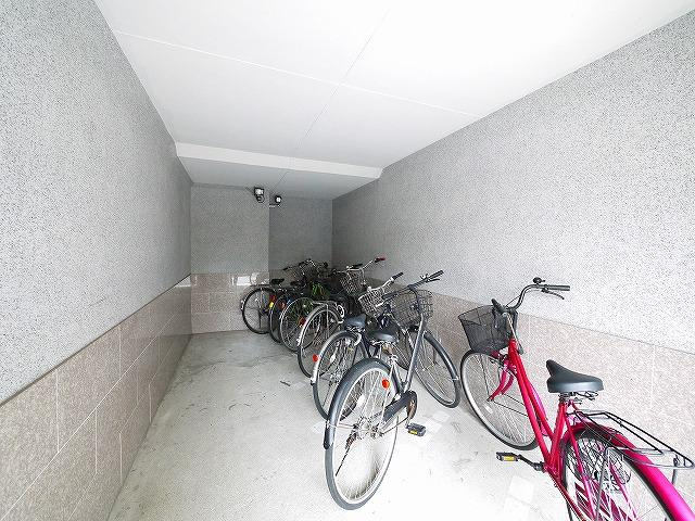 シティパレス21西大寺P-1のその他共用部分|雨の日も安心の駐輪場です