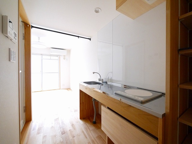 シティパレス21西大寺P-1の内装|明るい色調の室内です