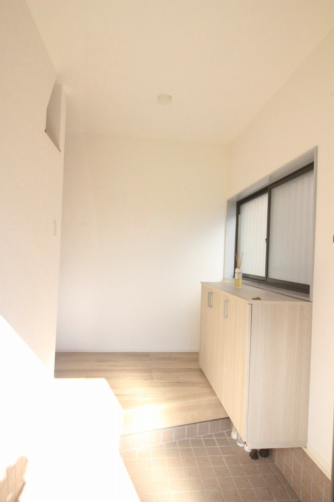 壬生町安塚の玄関|明るい玄関ホールが気持ちよいですね！シューズボックスも新品に交換済みです！