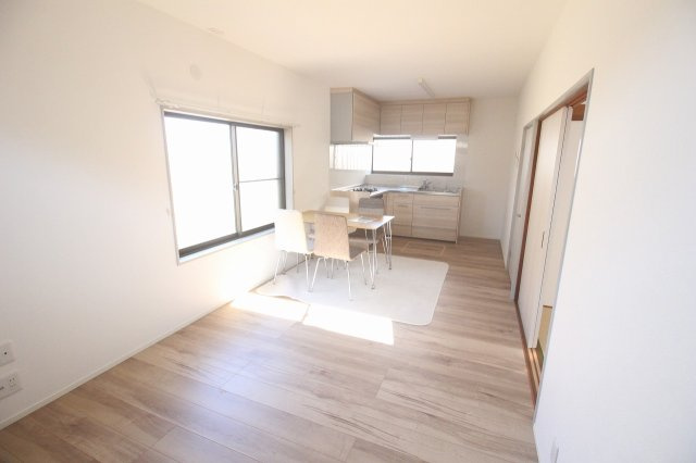 壬生町安塚の居間・リビング|縦長のLDKなので家具の配置がしやすいですね！