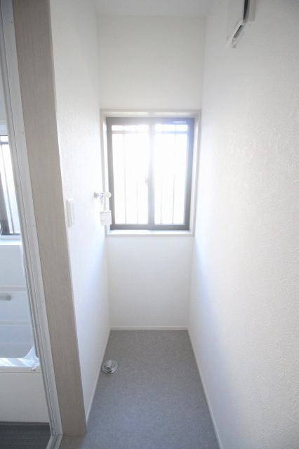 壬生町安塚の脱衣所|お風呂の隣に洗濯機置場も確保されているので、洗濯も便利です！