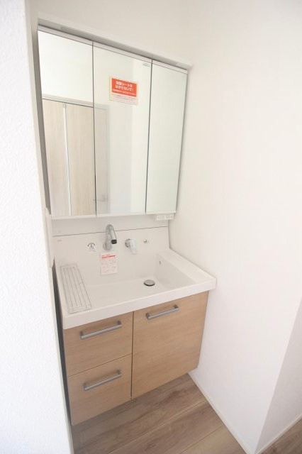 壬生町安塚の独立洗面台|玄関からすぐのところに洗面化粧台があるので、帰って来てすぐに手洗いできて安心です！