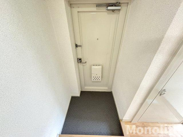 鶴山台37号棟の玄関