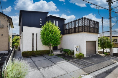 【外観】 | デザイナーズ中古住宅　太田市高林東町 | 街並みに調和するおしゃれなデザイン住宅。
駐車スペースも並列駐車で2台OK！