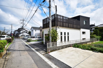 【前面道路含む現地写真】 | デザイナーズ中古住宅　太田市高林東町 | 前面道路は車どおりが少ないので安心安全。
閑静な住宅街で静かな暮らしができます。