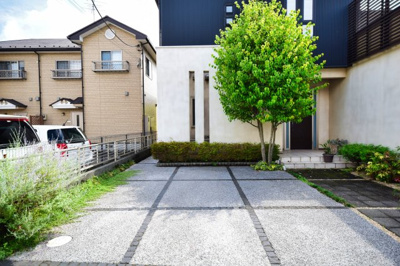 【駐車場】 | デザイナーズ中古住宅　太田市高林東町 | 余裕のある駐車スペースは駐車も楽々♪