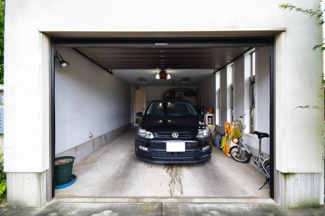 【駐車場】 | ガレージは電動シャッターとなっており、ボタン一つで開閉できるので毎日の出庫もラクラクです♪