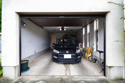 【駐車場】 | デザイナーズ中古住宅　太田市高林東町 | ガレージは電動シャッターとなっており、ボタン一つで開閉できるので毎日の出庫もラクラクです♪