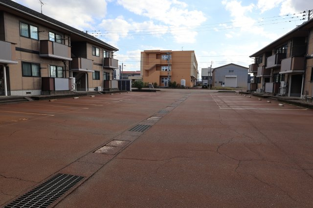 レジデンシャルC棟の駐車場