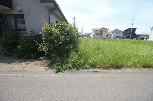 《分譲地》結城市結城　全3区画の外観|分譲地東側との境界部分（2024年5月撮影）