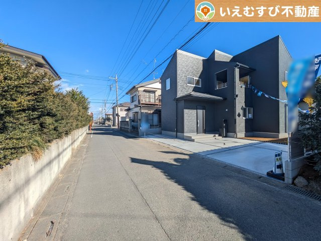Livele Garden.S　深谷上野台第21の前面道路含む現地写真|充分な広さの5ｍ前面道路
間口が広くお車の出し入れも問題なく行えるスペースが確保されています♪