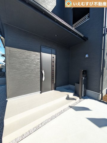 Livele Garden.S　深谷上野台第21のエントランス|落ち着いた色づかいのエントランス
駐車場からアクセスの良いエントランス。雨の日や荷物が多くても安心の動線♪