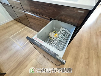 【設備】 | 鹿沼市栄町モデルハウス　1号棟 | あったらいいなの代表的な設備である食洗機。ビルトイン型で、おさまりもよく、使い勝手も良好です。料理をするのは好きだけど、後片付けは苦手な方に重宝します。洗う手間がないので、時間を有効に使えますね。
