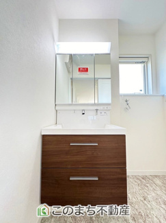 【独立洗面台】 | 鹿沼市栄町モデルハウス　1号棟 | 収納豊富な3面鏡の洗面台にはハンドシャワー完備です

