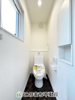 【トイレ】 | 鹿沼市栄町モデルハウス　1号棟 | 小窓から換気ができて清潔なトイレスペース☆ウォシュレット搭載です！
