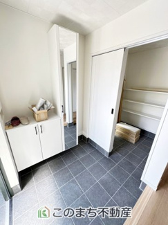 【玄関】 | 鹿沼市栄町モデルハウス　1号棟 | 玄関にはシューズボックスはもちろん、大きな荷物も収納出来るシューズクロークもございます♪
