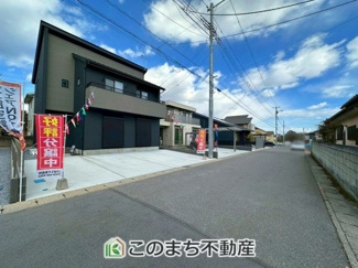 【前面道路含む現地写真】 | 鹿沼市栄町モデルハウス　1号棟 | 前面道路は広々としてます！運転が苦手な方でもお車の出し入れ簡単で安心です☆
